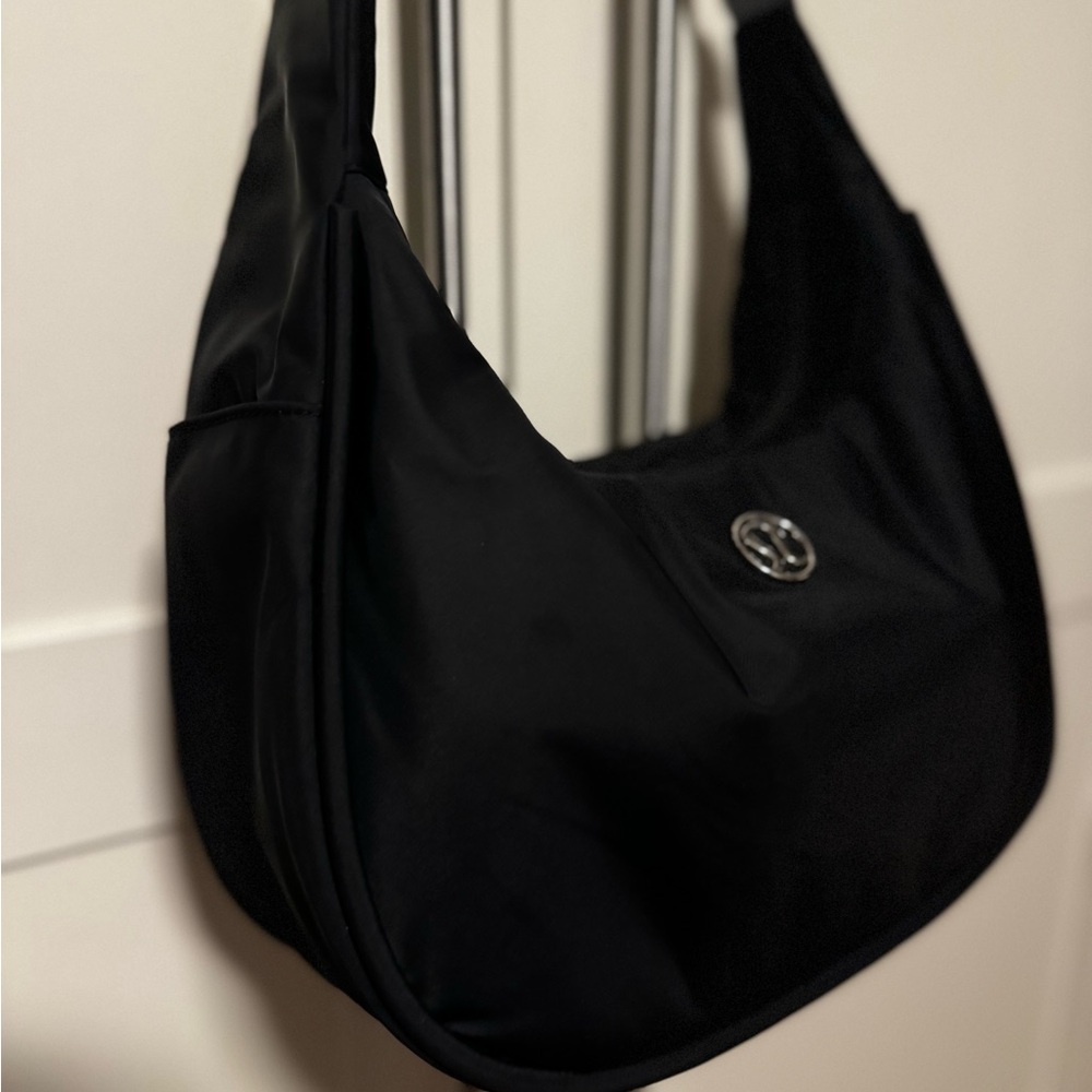Lululemon mini shoulder bag 4L like new sold out style black
